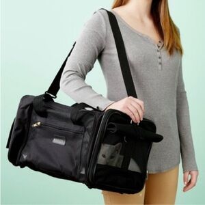 Black Dog Travel Carrier for Comfortable Journeys